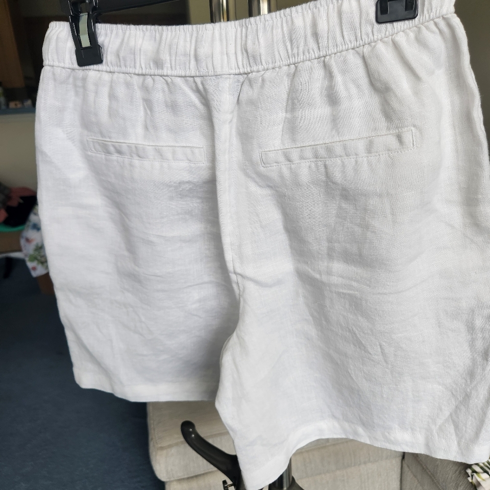 Women's Tahari White Linen shorts. Size Small